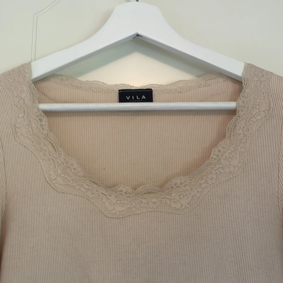 Beige ribbad topp med spets från Vila