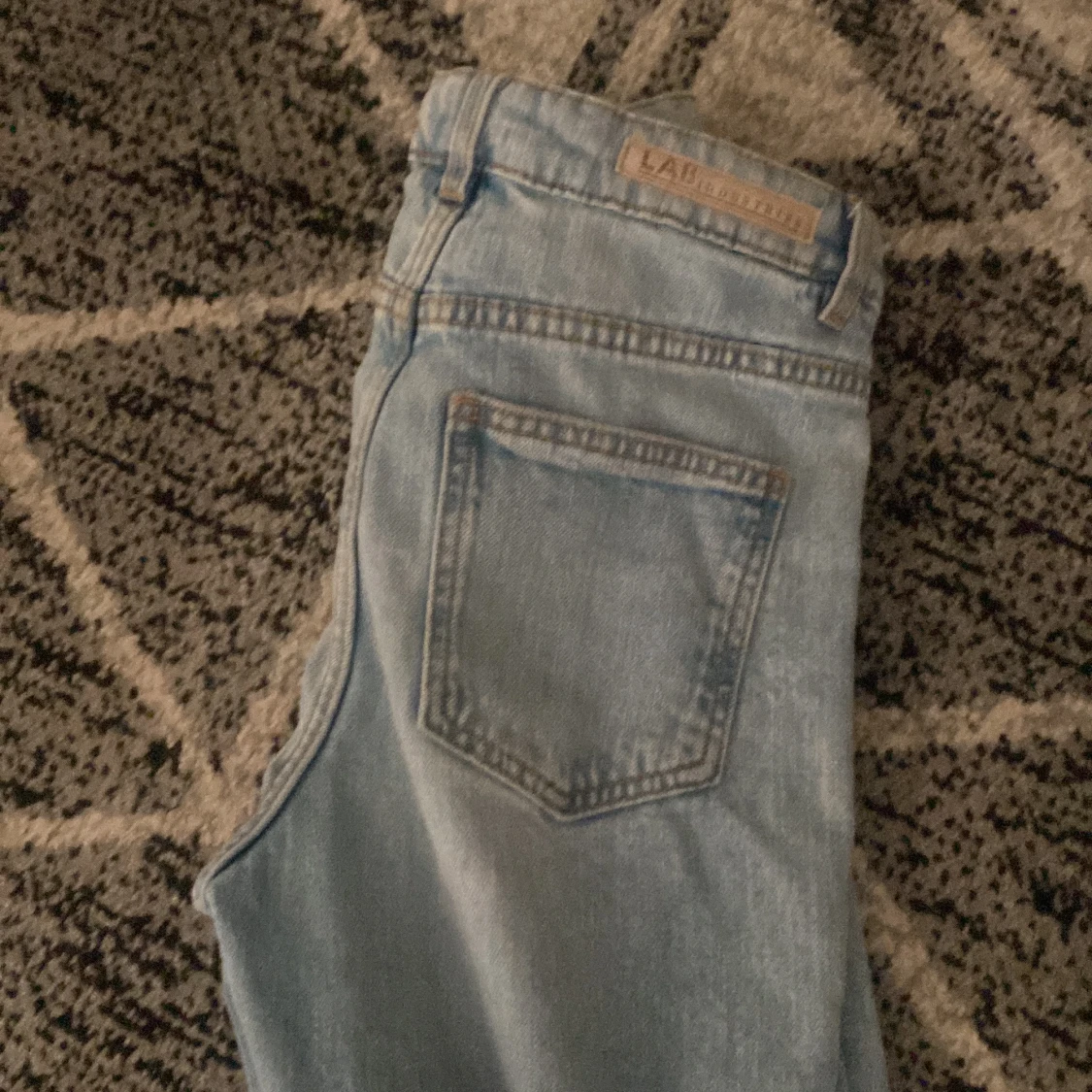 Ljusblå jeans med slitningar från LAB Industries - 2