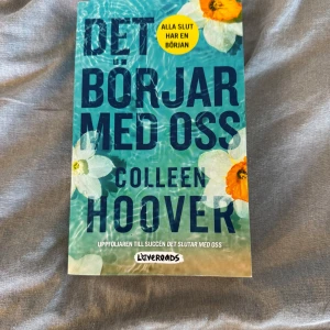 Det börjar med oss - En roman av Colleen Hoover som är uppföljaren till succén 'Det slutar med oss'. Boken handlar om Lily, hennes dotter och relationen till hennes första kärlek Atlas. Omslaget är turkost med blommor och tydlig titeltext.