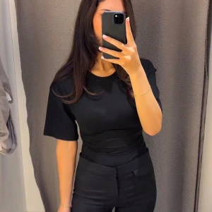 soft touch ruched tee från gina tricot - Aldrig änvänd. T-shirten har en tight passform och rynkade detaljer i sidorna som ger en snygg siluett. Perfekt till jeans eller kjol för en clean look. Pris kan diskuteras.