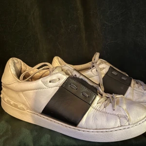 Valentino open svarta - Svarta valentino opens i okej skick. Inga skador bara slitage. Men fungerar finfint och är sköna och riktigt snygga. Ingen låda eller kvitto