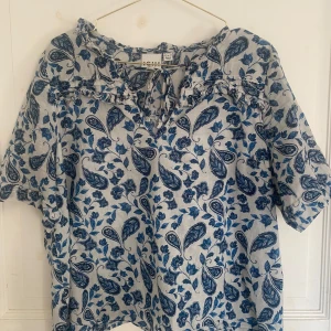 Blus med fint mönster! - Super söt blus med somrigt mönster! Från ICHI.