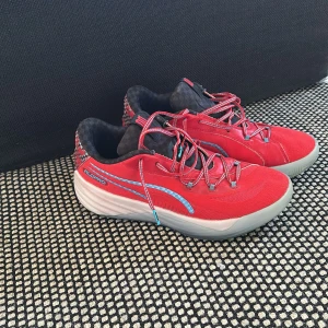 Puma all PRO intro - Säljer mina Puma all PRO nitro för att jag inte använder dem längre. Skorna är nästan i ny skick och bara använda några gånger. Hör av er om ni har frågor!