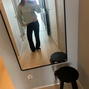 Turkos stickad tröja  - Säljer en turkos stickad tröja med hålmönster. Det är bara att skriva till mig om det dygnet upp något frågetecken 💗