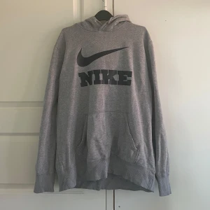 Grå nike hoodie - Nike hoodie i bra skick. Ser också skit snygg ut som oversized! 