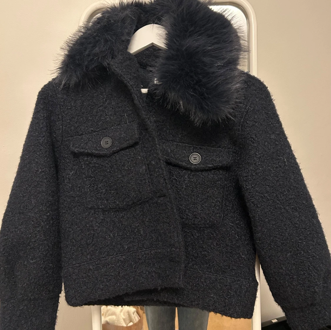 Mörkblå teddyjacka med fuskpäls