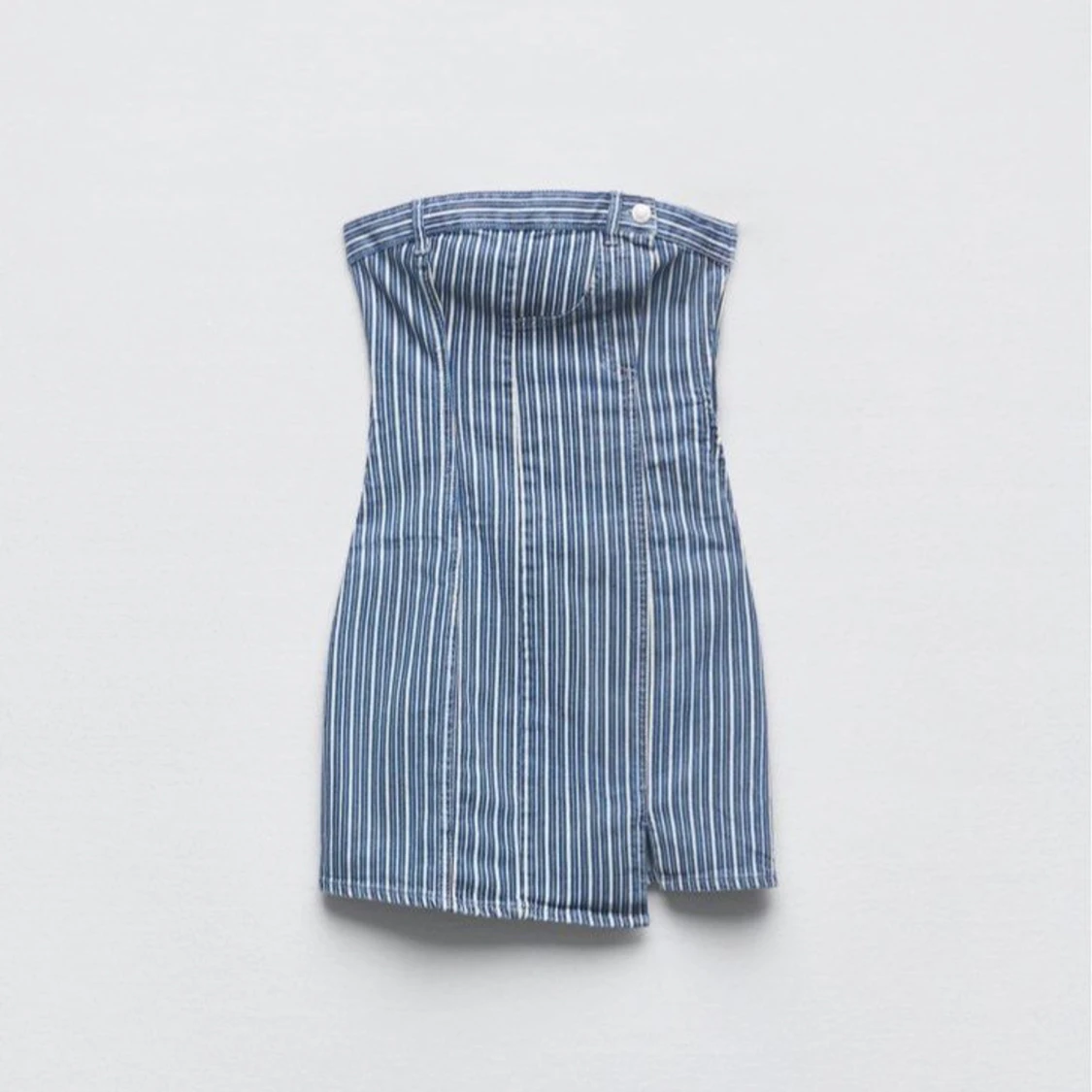 Blåvit randig axelbandslös klänning - 2