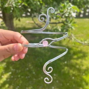 Armcuff  - 🌸Går att böja ut eller in för att få din perfekta passform 🌺 🌸Finns både i silver och guld✨  Gör även customs!! Skicka in bild eller din idé så kan vi nog säkert lösa det 🥰