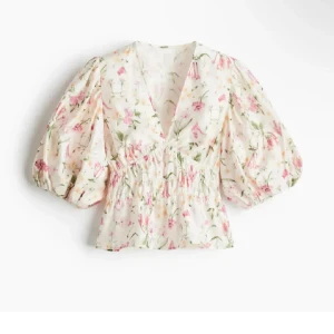 Blommig blus med puffärmar - Säljer den virala slutsålda blusen från H&M💕 den är i storlek s och endast använd en gång💖💖