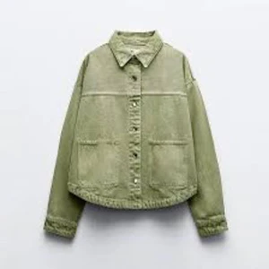 Grön jeans jacka från Zara! - Andvänd få gånger så som ny, storlek xs!🌸270kr+frakt går inte att köpa genom plick då det strula för mig sist så inte gratis frakt!!!tar bild på den vid seriöst intresse