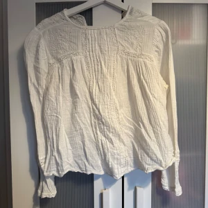 Söt blus från Zara - Gullig blus som är köpt på barnavdelningen men passar storlek S. Tunn och perfekt för sommaren! Skriv privat för fler bilder 🩷
