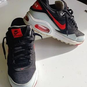 Nike Air Max Navigate säljes - Nike Air Max Navigate storlek 37,5 säljes. Skorna är i nyskick.