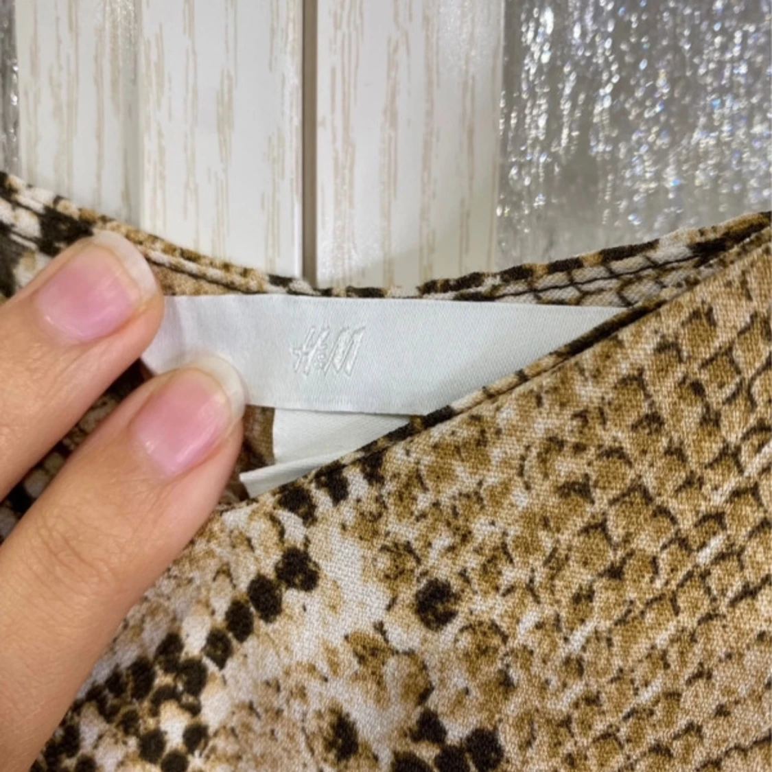 Beige långklänning med ormmönster från H&M - 3