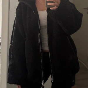 Svart teddyjacka från Hm - Skit snygg och mysig teddy jacka från hm. Jackan är i storlek M och är oversized. Väljer att sälja då den inte kommer till användning. Använt max 2-3 gånger. Jackan finns inte kvar på hm längre!! Hör av er för mer info eller bilder 