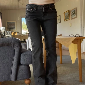 Svarta bootcut jeans från Perfect Jeans - Säljer ett par svarta lågmidjade bootcut jeans från Gina. Nyskick, inga defekter, köpte själv för 500kr! Storlek 34🤗🤗