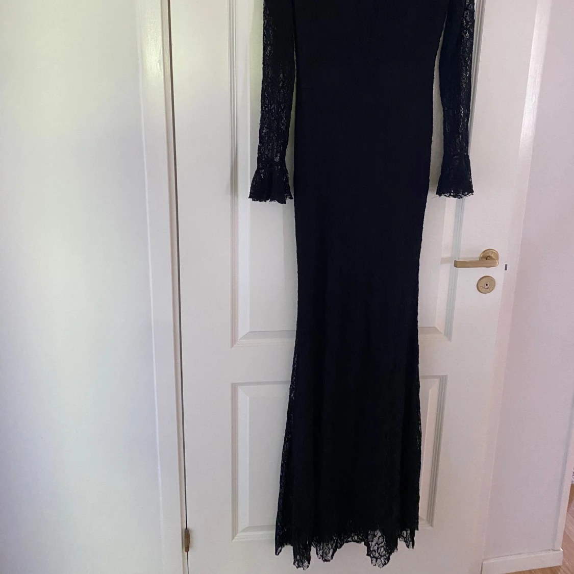 Svart långklänning med spetsärmar - 1