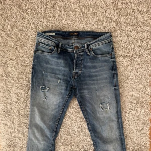 Jack & Jones jeans med slitningar - Jävligt feta Jack & Jones jeans med slitningar || Mycket bra skick || Storlek W30 L32 || Perfekt till sommaren || 