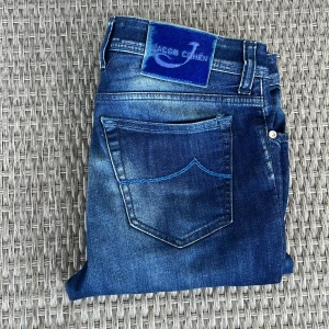 Jacob Cohen jeans - Säljer dessa extremt feta jacob cohen jeans i size 33 men sitter lite mer som 31-32! Modell 688. Nypris runt 5000-;. Mitt pris 1399-;. Skick 8/10 inga defekter. Hör av dig vid minsta fundering🤩