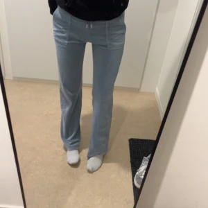 Ljusblåa juicy byxor  - Säljer mina ljusblå juicy byxor i XS ena knappen bak på fickan är sönder men annars är den i bra skick 