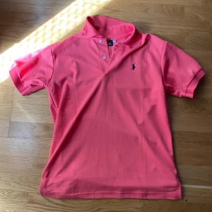 Helt ny polo piké - Polo piké 10/10 skick. Storlek S. En färg som inte alla har.