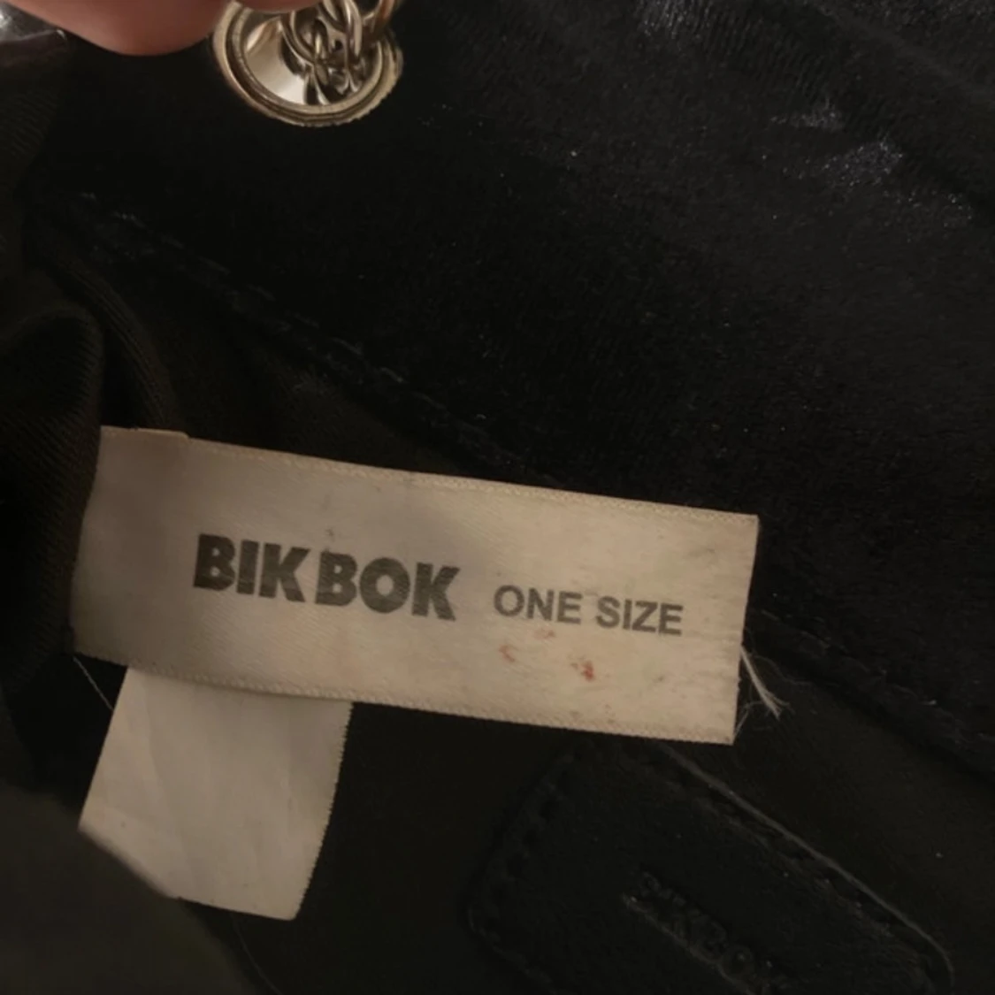 Svart quiltad axelväska från BikBok - 3