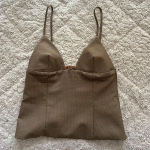 Zara linne - Fint linne från Zara i bra skick! Jätte gullig bält detalj vid bysten ⭐️Justerbara axelband och dragkedja på sidan! 