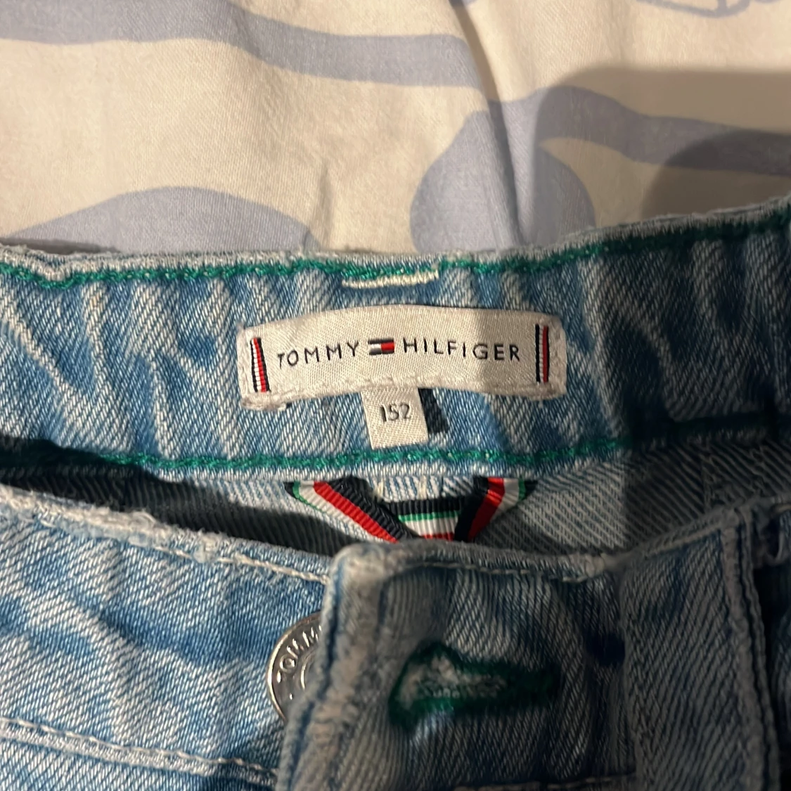 Ljusblå slitna jeans från Tommy Hilfiger - 1