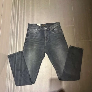 Nudie Jeans Steady Eddie II Blackened Blues - Säljer ett par mörkgrå jeans från Nudie Jeans, modell Steady Eddie II.  Priset är inte hugget i sten.