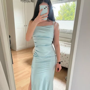 Ljusblå långklänning med slits - Säljer en elegant ljusblå långklänning nästan helt oanvänd storlek xs-s. Pris kan diskuteras, skriv för intresse! 
