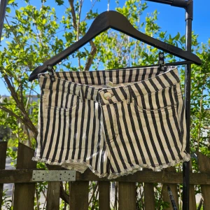 Svartvita randiga shorts - Snygga shorts med svartvita ränder.. Klassisk femficksmodell med knapp och dragkedja framtill. Perfekta för varma dagar och en cool stil.