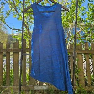 Blå träningstopp - Blå träningstopp. Materialet känns lätt och svalt mot huden.