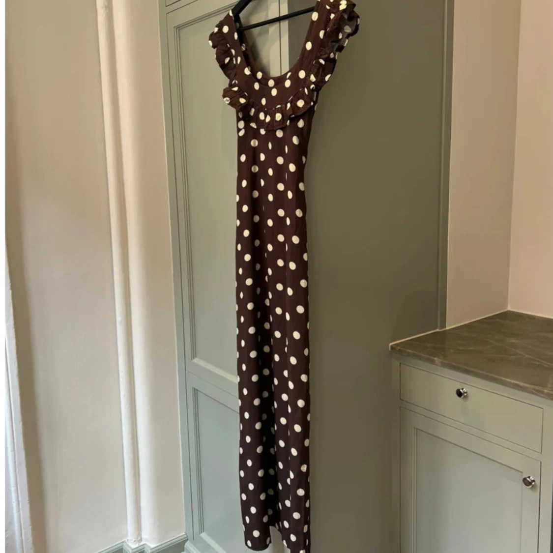 Brun långklänning med vita prickar och volang - 3
