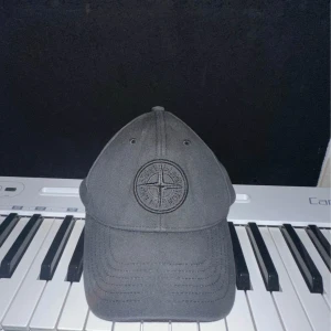 Stone island keps svart - Stone island keps svart  Använd ett par gånger - mycket bra skick 