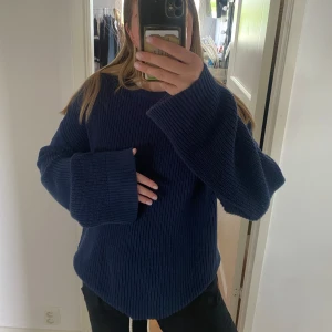 Stickad tröja från NAKD - Mörkblå stickad tröja från NAKD i storlek S. Jättefin och i jättebra skick!🤗