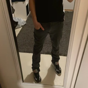 Grå jeans från Lee - Jävligt feta gråa lee jeans I slim straight fit. Storlek 30/32. Riktigt fet pris. Kom dm för mer info 🆙💯