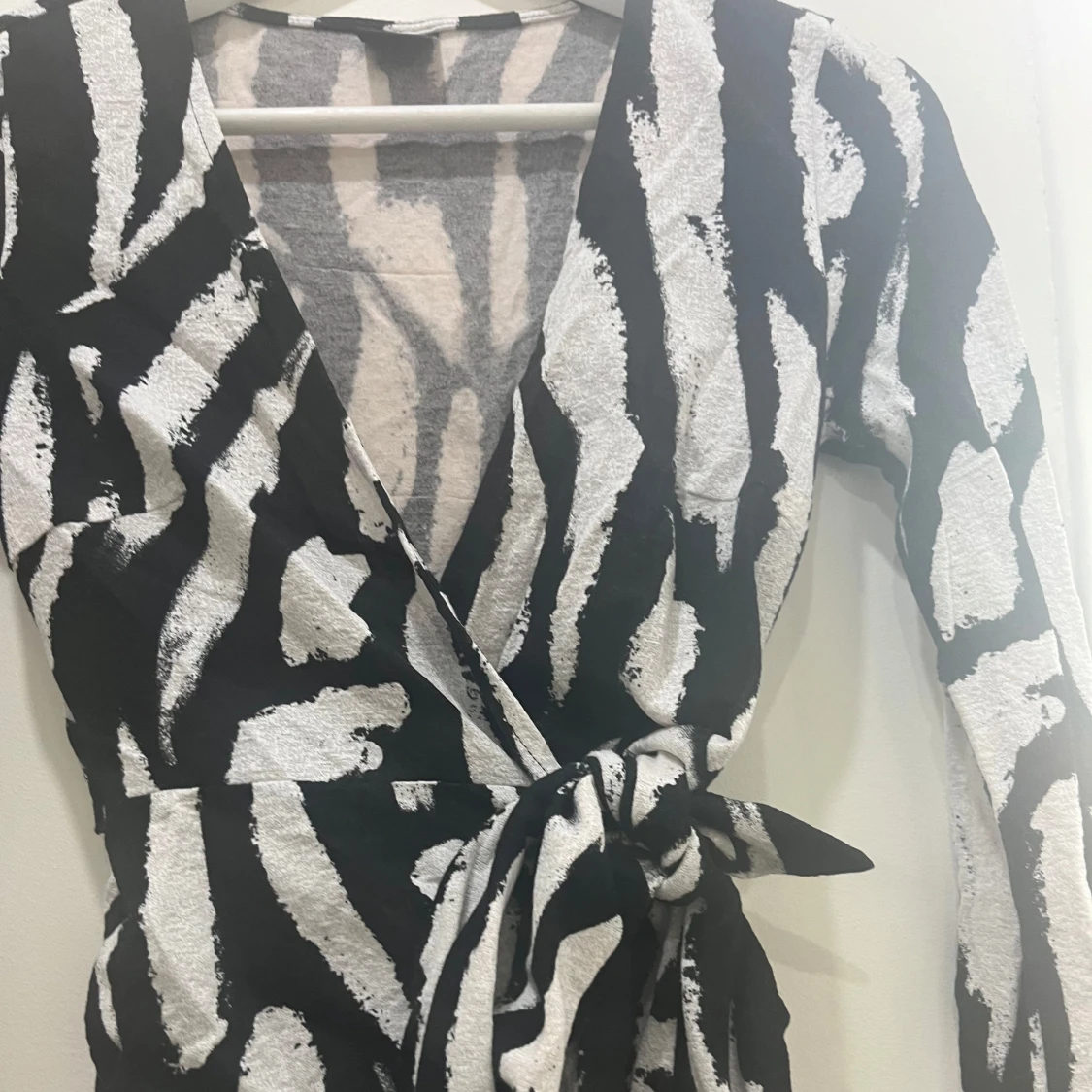 Zebramönstrad omlottklänning med knytband - 2