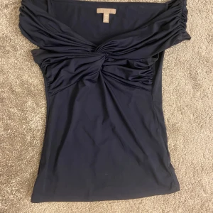 Mörkblå off-shoulder topp - Såå söt topp som jag tyvärr inte får någon användning av mer. Fin till middag/fest men också till vardagen😍😍 superfint skick inga skador.