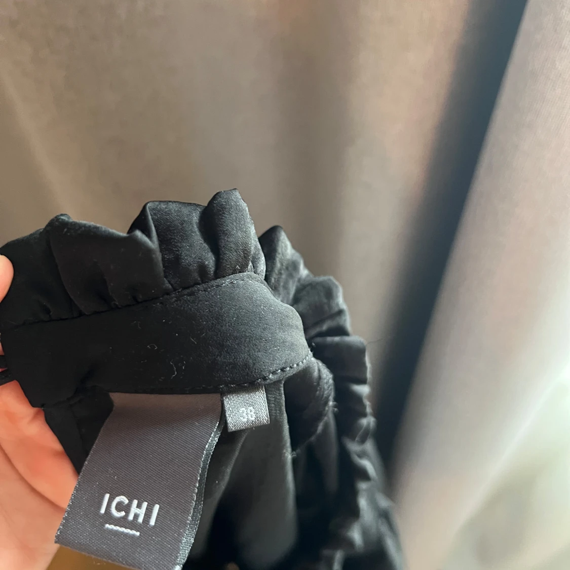 Svart blus med volangkrage från ICHI - 1