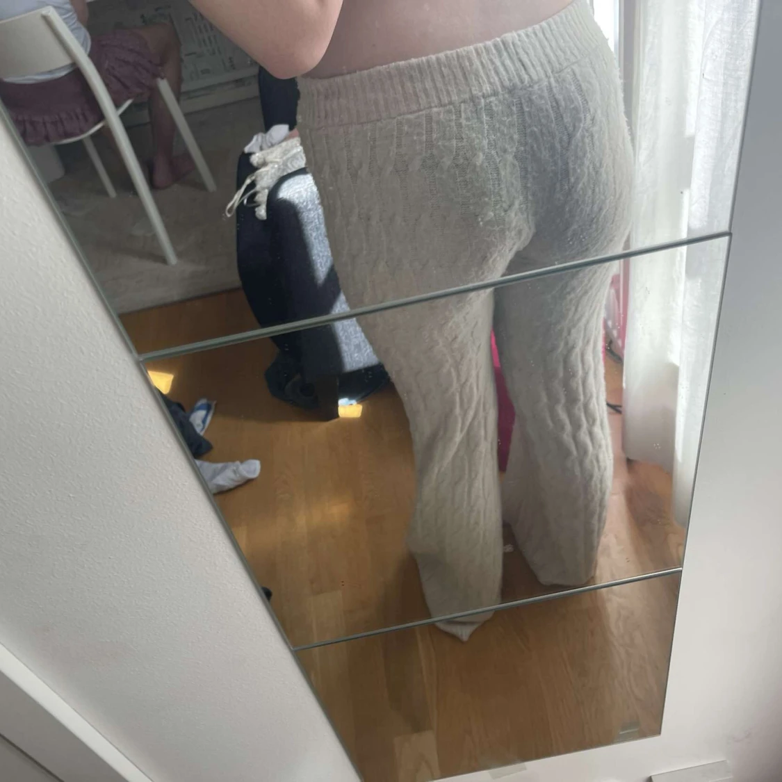 Beige stickade byxor från H&M - 1