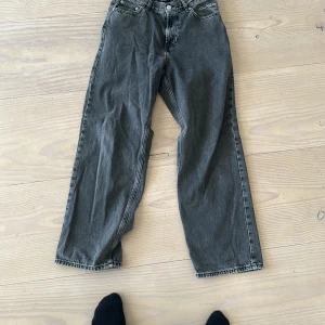 Grå jeansbyxor från Sweet SKTBS - Säljer ett par grå jeansbyxor från Sweet SKTBS i storlek XX-Small. Byxorna har raka ben och klassisk femficksdesign med knapp och dragkedja framtill. Perfekta för en avslappnad och stilren look.