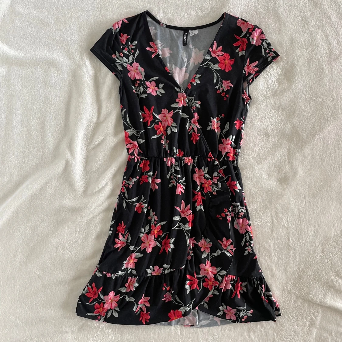 Svart blommig kortklänning från H&M Divided