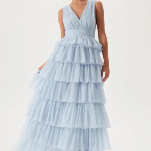 Populär volangklänning  - !Intressekoll! Använd ej köp nu, kontakta först! Osäker om jag vill ha rosa eller blå, därav intressekoll, slutsåld på bubblerooms hemsida! Storlek 40, lite lång på mig som är ca 170, aldrig använd bara testad, hör av er om ni är intresserade❣️