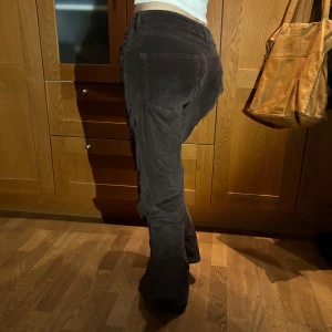 Bruna flared manchesterbyxor från BDG Urban Outfitters - Säljer ett par bruna manchesterbyxor med bootcut. Oanvända. Storlek: W30 L28. 