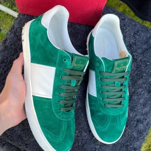 Valentino flycrew - Valentino flycrew i bra skick, 9,5/10. Alla nitar kvar. Replacment valentino box ingår