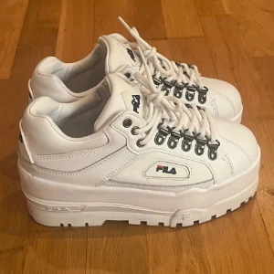 Snygga Fila skor❤️ - Säljer dessa fila skor eftersom att de inte passar! De är använda MAX 2 gånger och de säljs inte längre❤️PRISET KAN DISKUTERAS