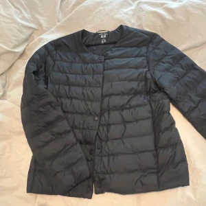 Jacka från Uniqlo - Säljer en svart, tunn och lätt pufferjacka från Uniqlo. Jackan är köpt direkt från japan och jag har kvar prislapp (tror jag). Aldrig använd dm för fler bilder på❤️(kan gå ner i pris)