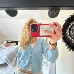 Stickad trekvarts kofta - Eftersom den är hemma stickad finns inte storlek eller märke men skulle uppskatta den som en S i storlek.