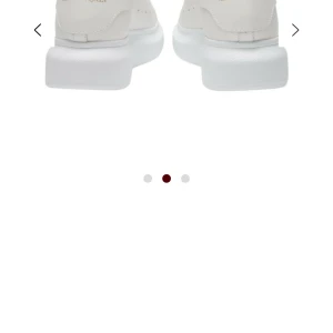 Vita sneakers med platåsula - Stilrena vita Alexander mqueens  sneakers med tjock platåsula och klassisk snörning. Skorna har rund tå och är tillverkade i slätt material med diskreta håldetaljer på sidorna. Perfekta för en clean och modern look.