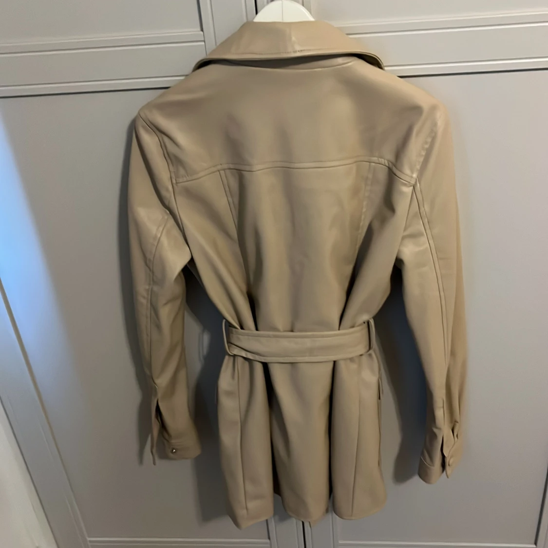 Beige skinnjacka med bälte från Amisu - 1