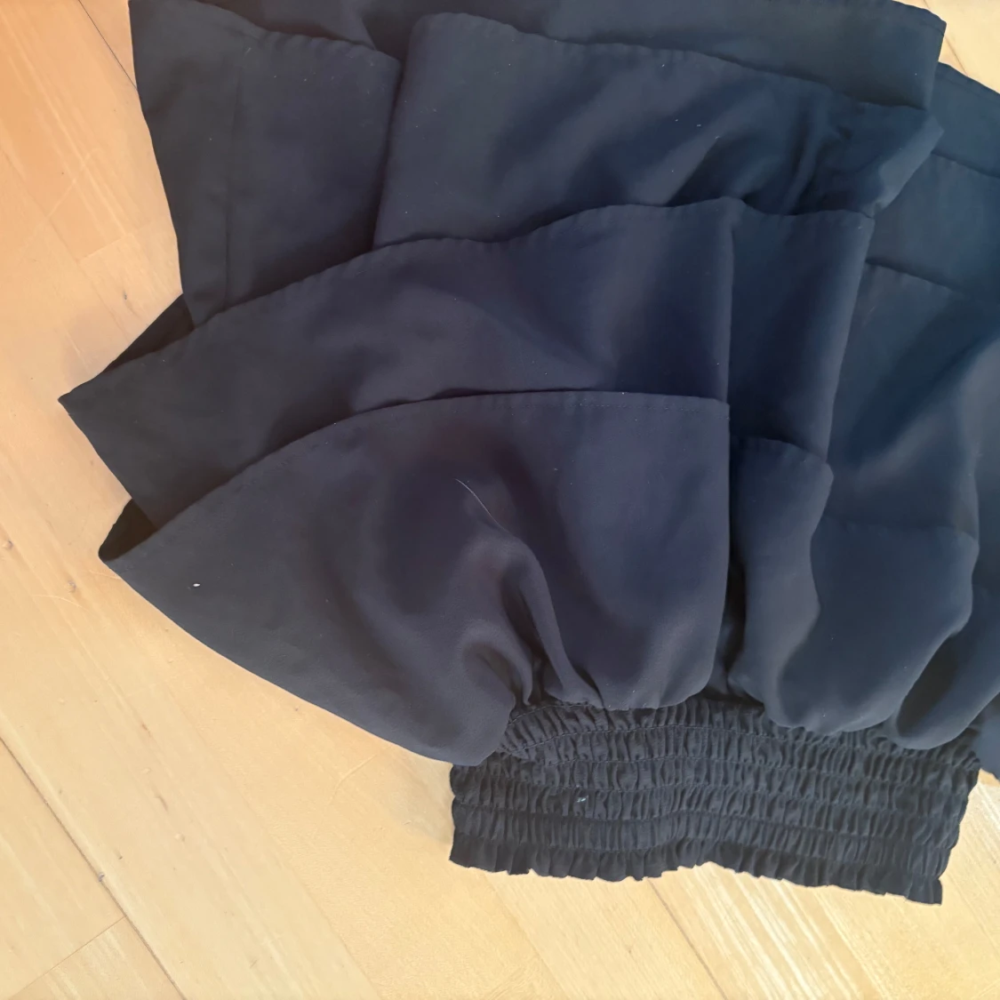 Svart volangkjol från H&M - 1